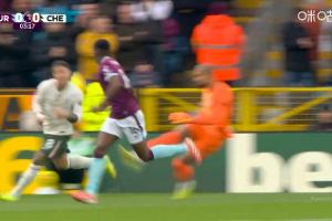 痛击队友！桑切斯开大脚“爆头”恩佐，恩佐倒在地上缓了一会